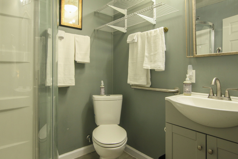 Bathroom 2, Jasper Sunshine Getaway, Hamilton