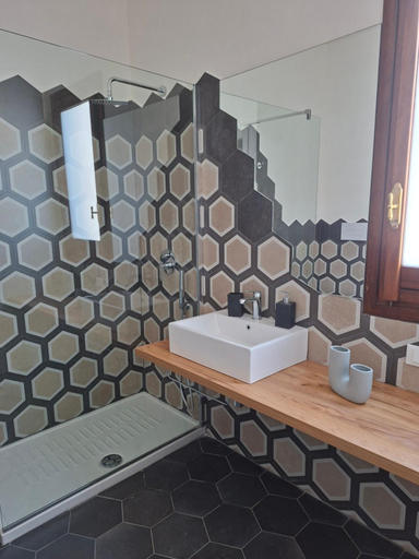 Bathroom 2, La Rocca Scavata, Trapani