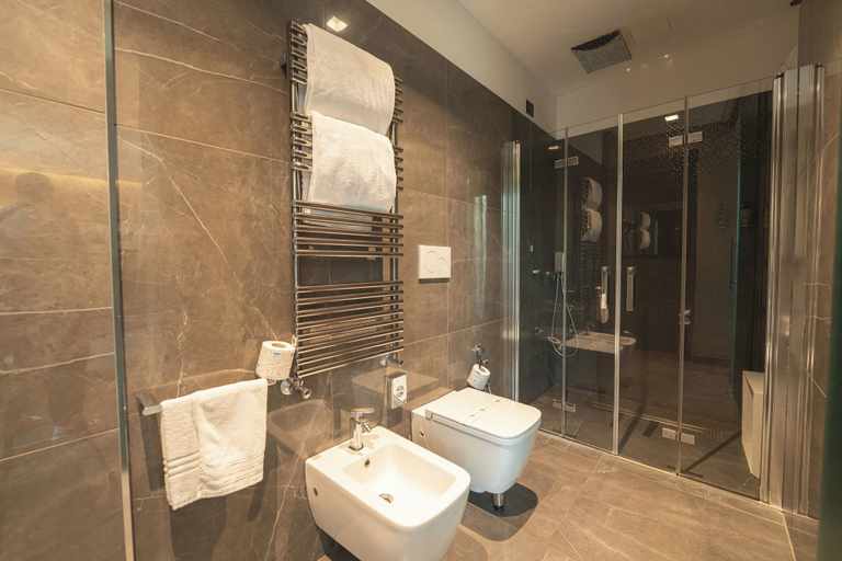 Bathroom 4, Hotel Forum, Napoli