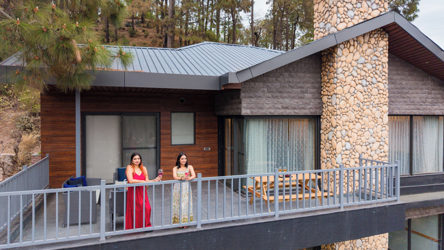 Property grounds 2, ELIVAAS Prive The Retreat 4 BHK Villa, Solan