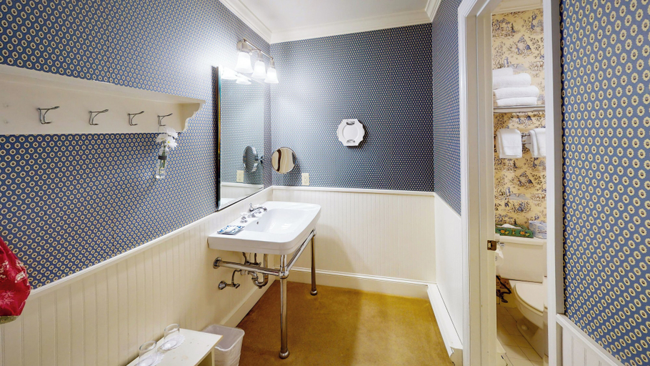 Bathroom 4, The Red Lion Inn, Berkshire