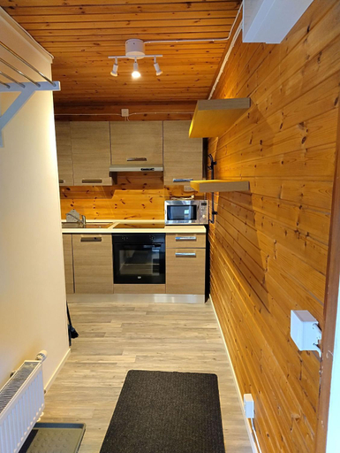 3, Cozy Kolsva Cabin Private Entrance, Köping