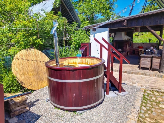 Outdoor spa tub, CURTEA TARANEASCA, Maldaresti