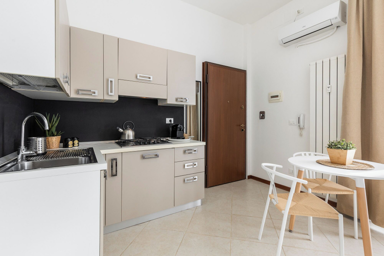 Private kitchen 5, Light-Filled Flat by Wonderful Italy, Bologna