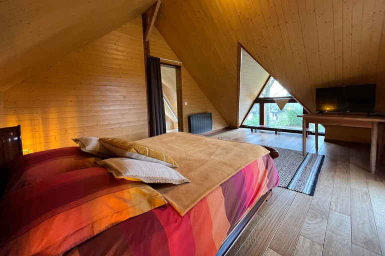 Bedroom 2, L’Atelier, cosy et moderne & terrasse avec jacuzzi, Maine-et-Loire