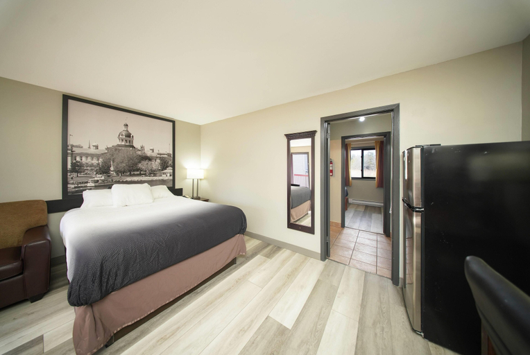 Bedroom 3, Super 8 by Wyndham Kingston, Frontenac