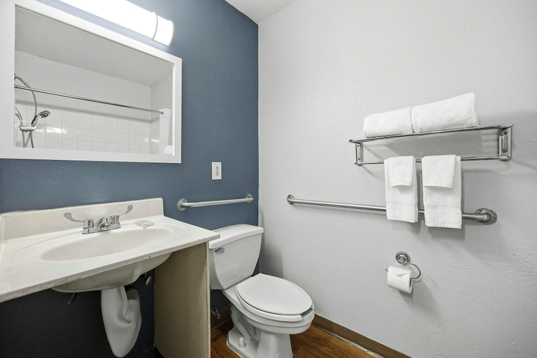 Bathroom 4, HomeTowne Studios by Red Roof Atlanta – Peachtree Corners, Gwinnett