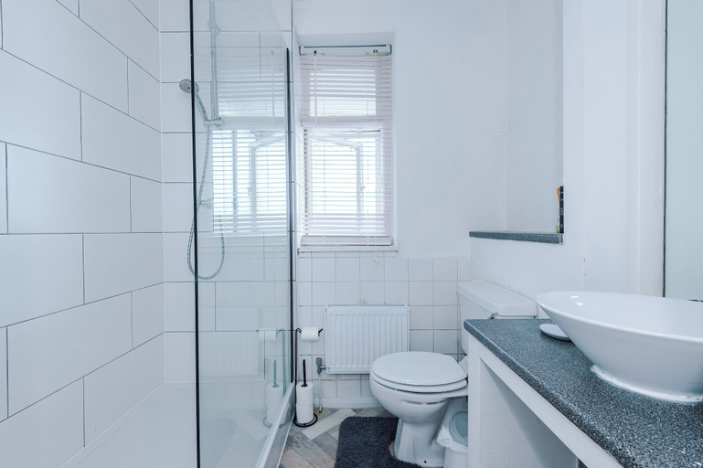 Bathroom 4, Luxury 3 Bed - 6 min to Airport, Stockport