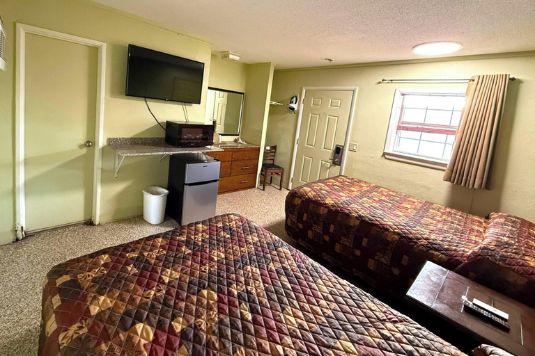 Room 4, Riviera Motel Elba Near Enterprise US 84, Coffee