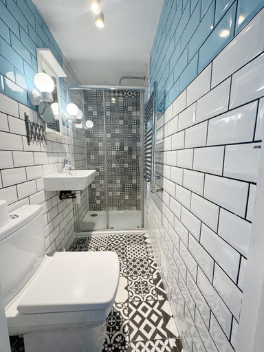 Bathroom 4, Plaza Hotel, London