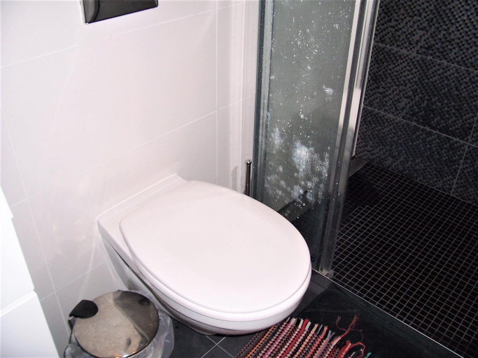 Bathroom, T & E Apartment Budapest, Budapesti