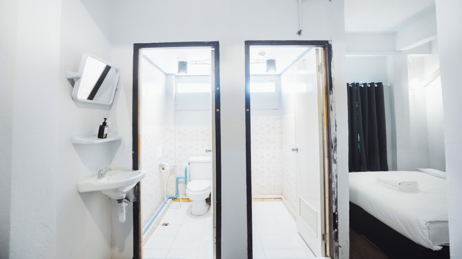Bathroom 4, AT Pranakorn, Phra Nakhon