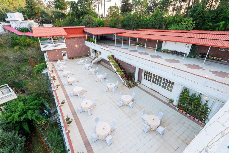 Outdoor dining, DLS Tehri Club Resort, Tehri Garhwal