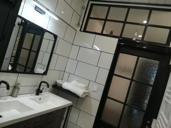 Bathroom 2, La belle campagne, Dordogne