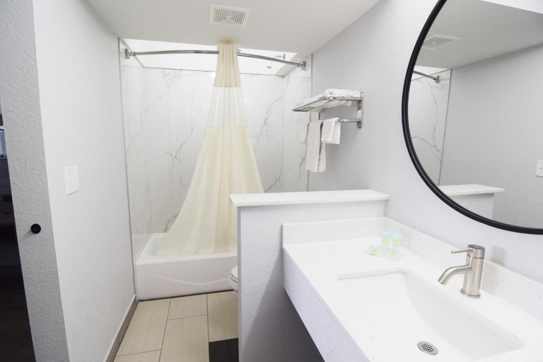 Bathroom 4, Walnut Inn Roland, Sequoyah