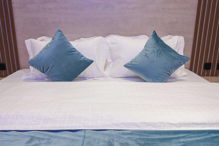 Room 4, Abat Park