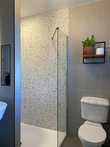 Bathroom, Ceol na dTonnta