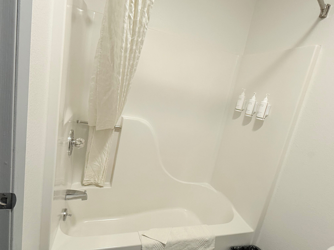 Bathroom 4, Travelodge by Wyndham Lamoni, Decatur