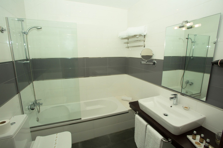 Bathroom 4, Hotel Alén do mar, A Coruña