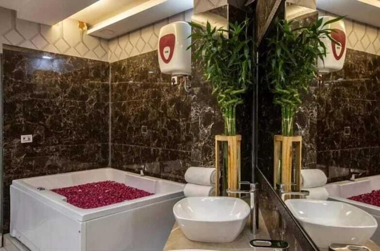 Bathroom 5, hotel moon residency, Delhi
