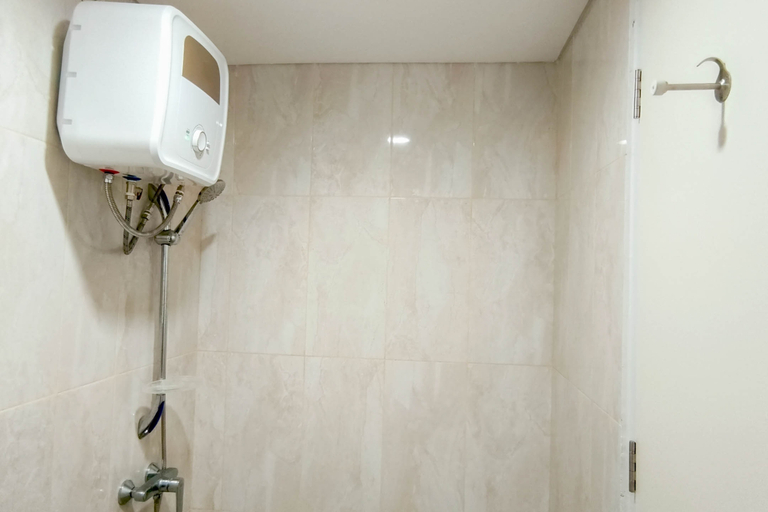 Bathroom 5, Basic Studio Apartment at Tamansari Skylounge Makassar By Travelio, Makassar