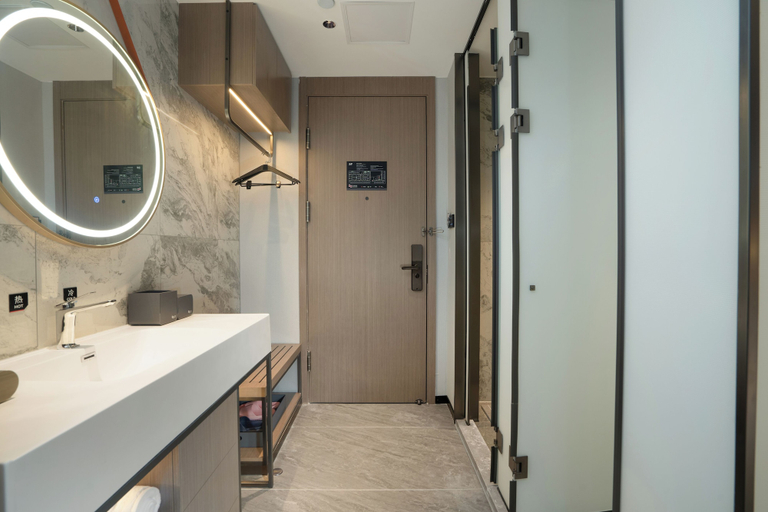 Bathroom 3, HotelYizhiStationemMetroAurum, Guangzhou
