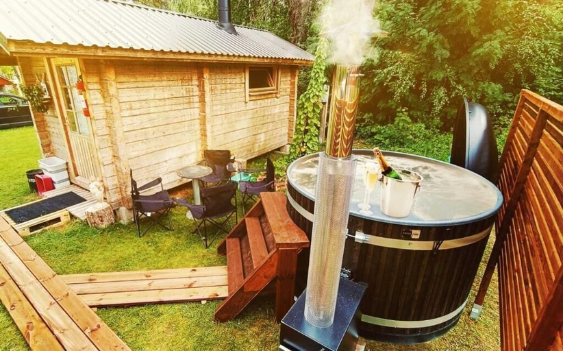 Outdoor spa tub, Old School Lodge Tahko Onnela, North Savonia