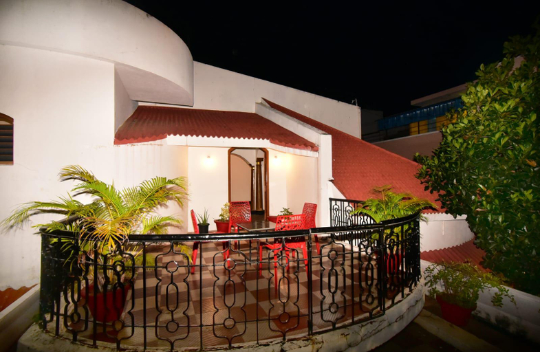 Exterior & Views