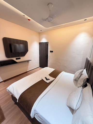 Others 5, Hotel Presidency, Surat