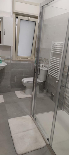 Bathroom 4, BeB575, Messina