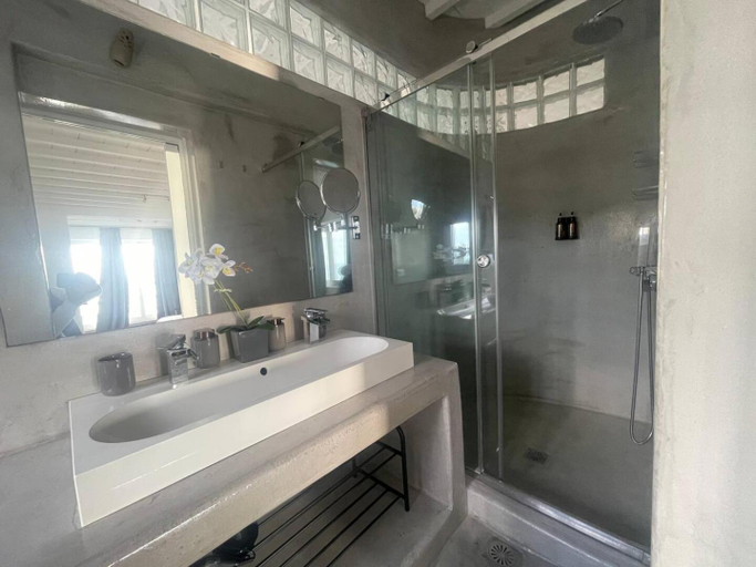Bathroom 3, Villa Rubini, South Aegean