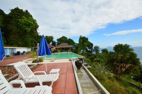Swimming pool, Kohngai Cliff Beach Resort Trang, Ko Lanta