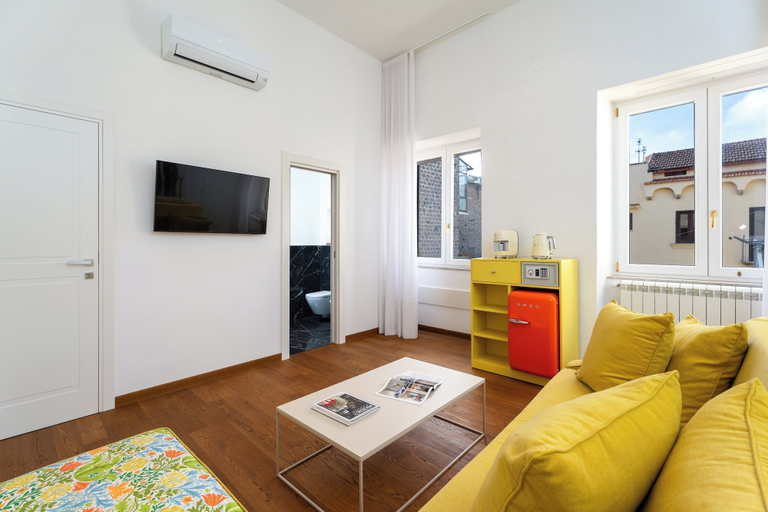 Courtyard view, YourHome - Casa Iovino, Napoli