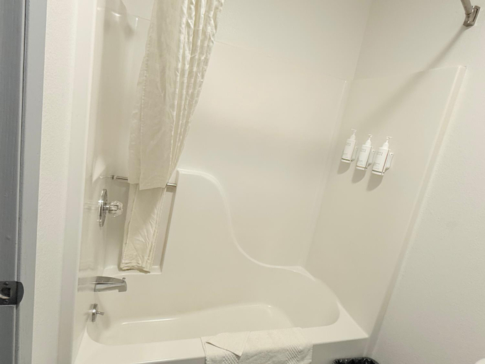 Bathroom 4, Lamoni inn & suites, Decatur
