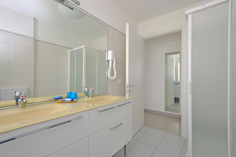 Bathroom 4, Modern apartment near the beach, Udine