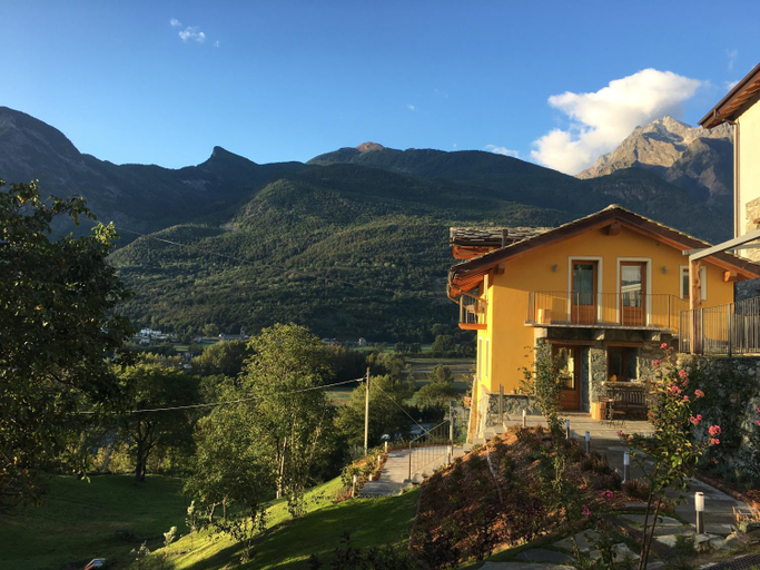 Exterior & Views
