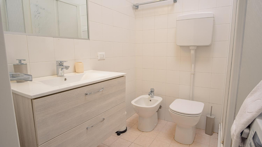 Bathroom 1, Sweet Lake Apartment - Italian Homing, Brescia
