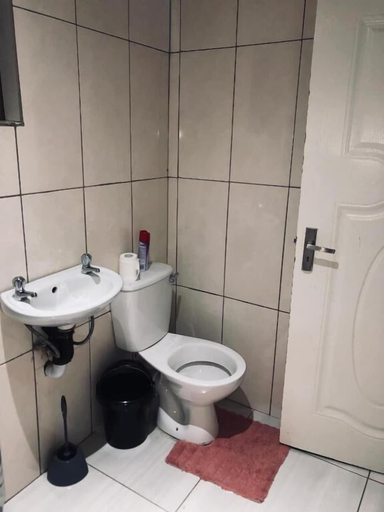 Bathroom 2, UNCLE CHARLES GUESTHOUSE, City of Tshwane