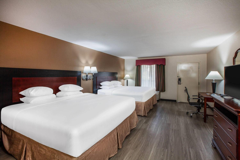 Bedroom, Days Inn & Suites by Wyndham Tyler, Smith