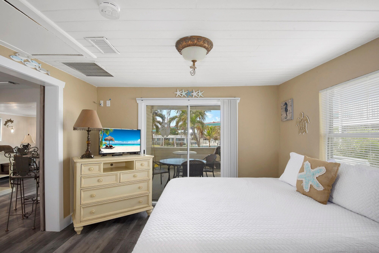 Bedroom 3, Tan Lines, Lee