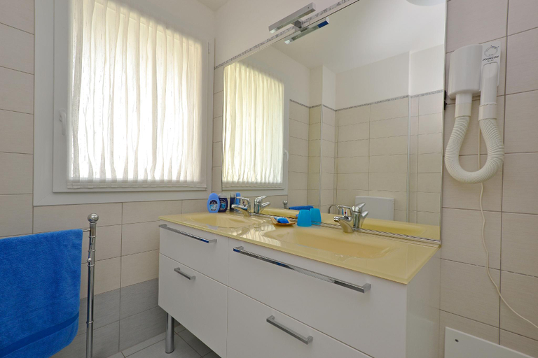 Bathroom 3, Modern apartment near the beach, Udine