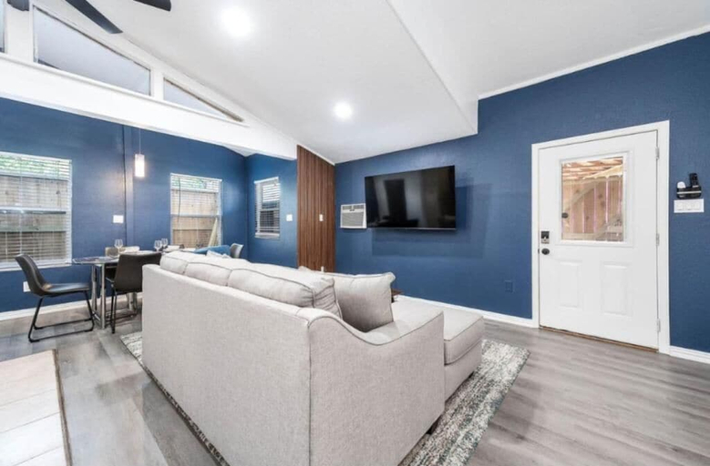 Living area 4, Empress Cozy Haven, Houston