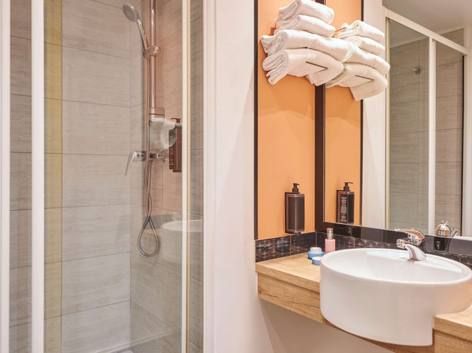 Bathroom 3, Paris Gennevilliers, Hauts-de-Seine