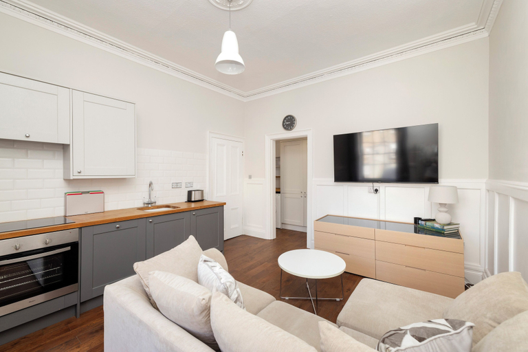 Living area 3, Stylish West End 1-Bed - Prime Location, Edinburgh