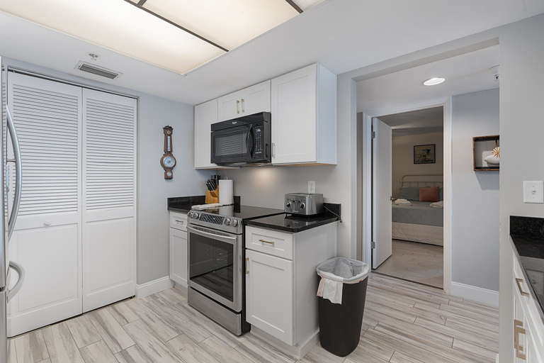 Room 2, Ocean View Penthouse 2BR Condo Daytona Shores, Volusia