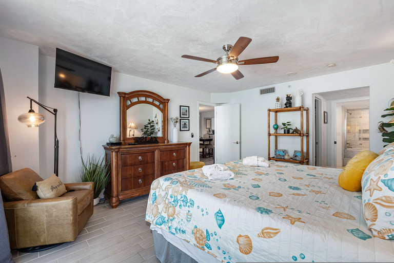 Room 4, Ocean View Penthouse 2BR Condo Daytona Shores, Volusia