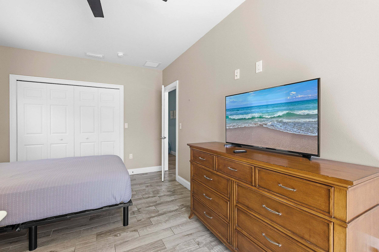 Room 3, Atlantic Sunrise Home Plus Cottage, Volusia