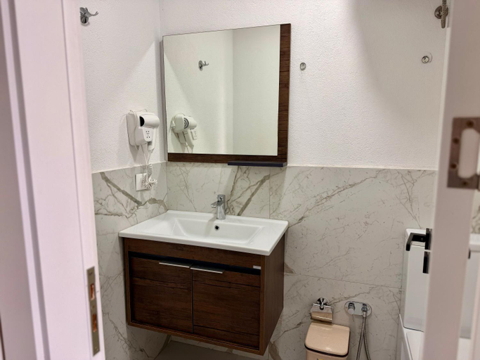 Bathroom 3, Deluxe Kay Seaside Apartments, Sarandës
