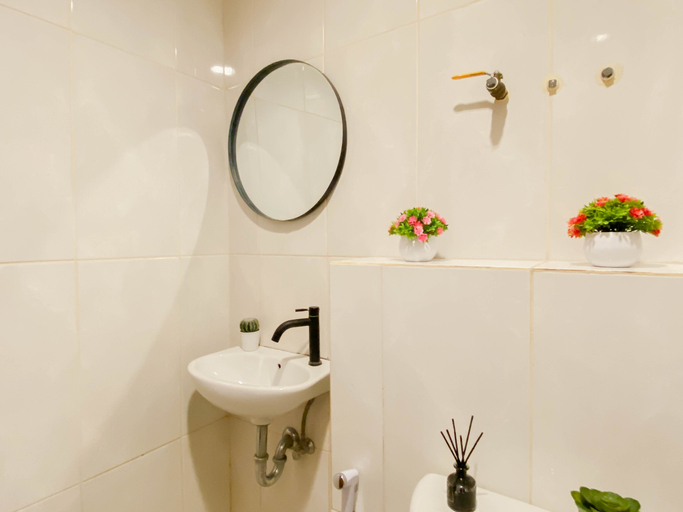 Bathroom 5, Practical Studio for 2 Pax at Grand Kamala Lagoon Apartment By Travelio, Bekasi