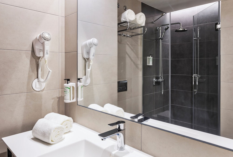 Bathroom 5, B&B Hotel Lisboa Aeroporto, Loures